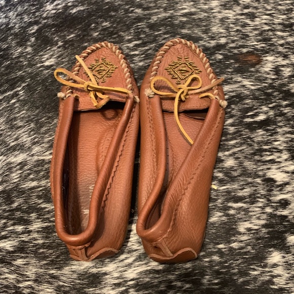 ミネトンカ　Minnetonka deerskin beaded moc Amazon.com | Minnetonka Women's Deerskin Beaded Moccasin Champagne